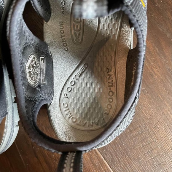 KEEN 7 LIKE NEW. WORN ONCE. KEEN Men\'s Clearwater CNX Sandal,Black/Gargoyle,7 M main image 5
